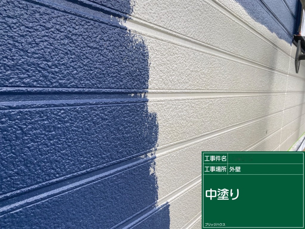 外壁：中塗り塗布