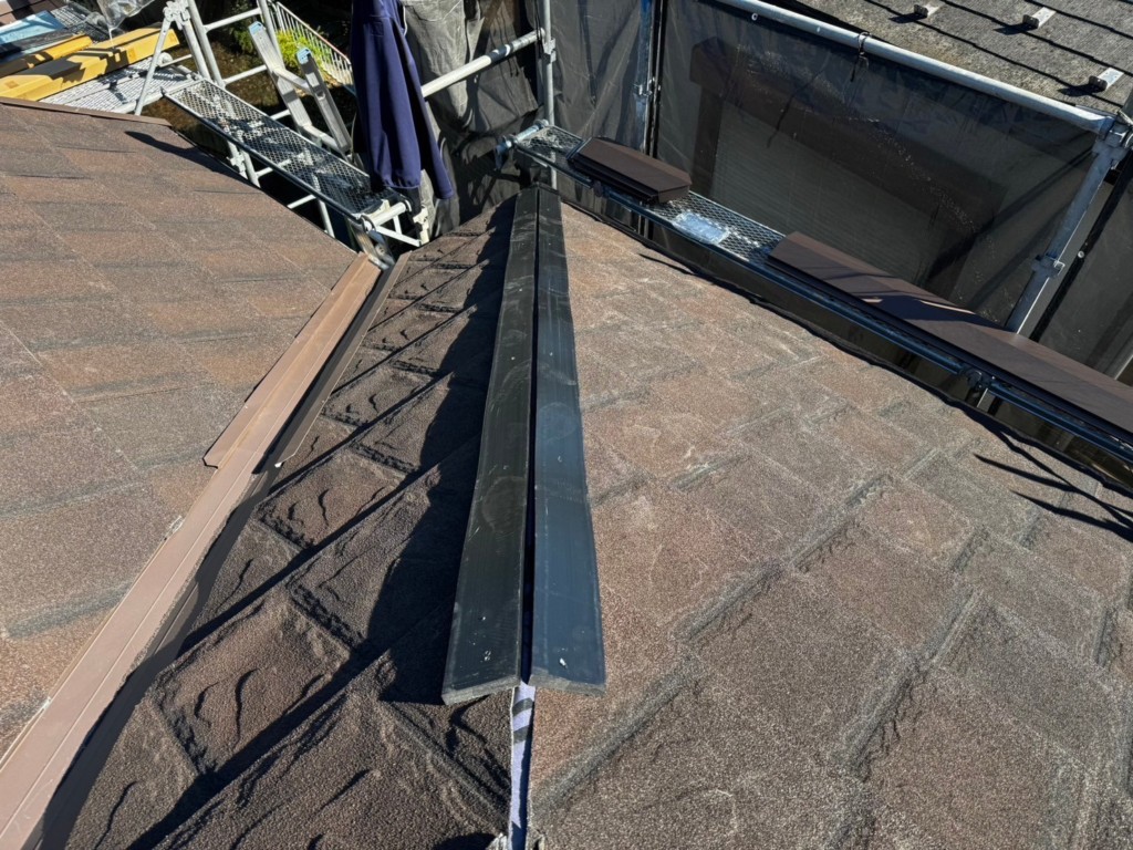 新規棟押さえ下地取付の様子です。