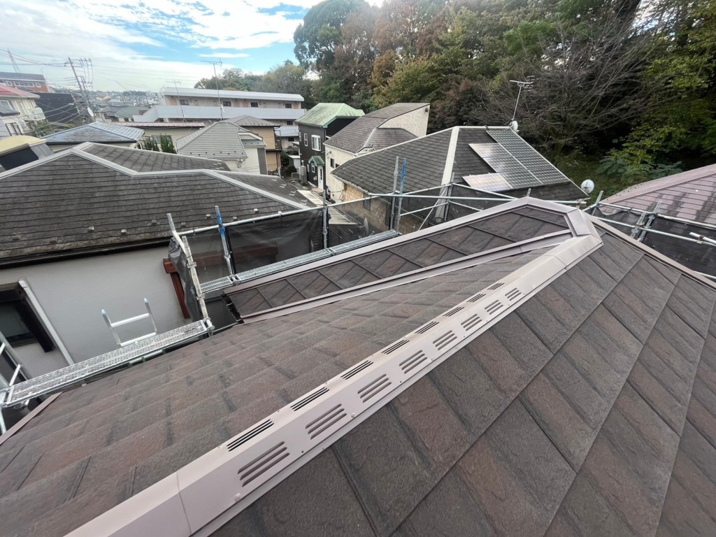 新規棟押さえ板金取付後の様子です。